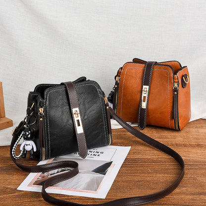👜Högkvalitativ PU crossbody-väska med dockdekor⏰ bara idag⚡